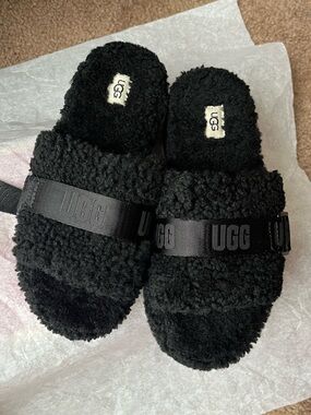 UGG Women's Fluffita Sheepskin Slipper Slide Sandals